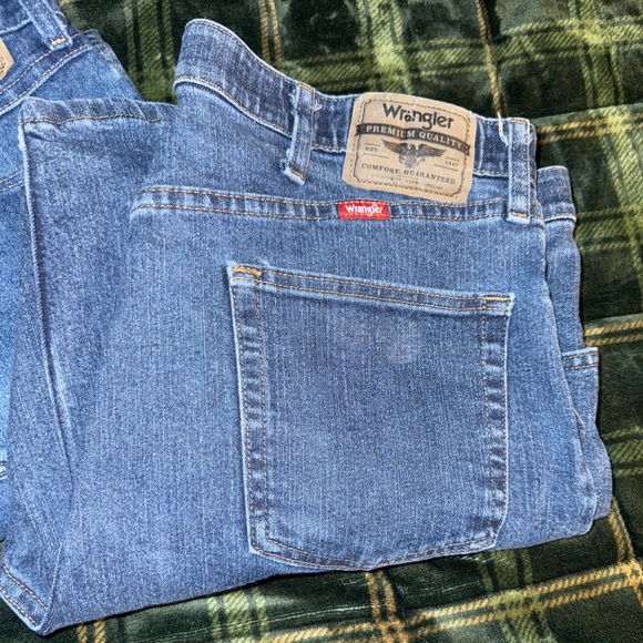 2 Pair Men's Wrangler Denim Blue Jeans 36 x 29 Relaxed Fit - Picture 3 of 6